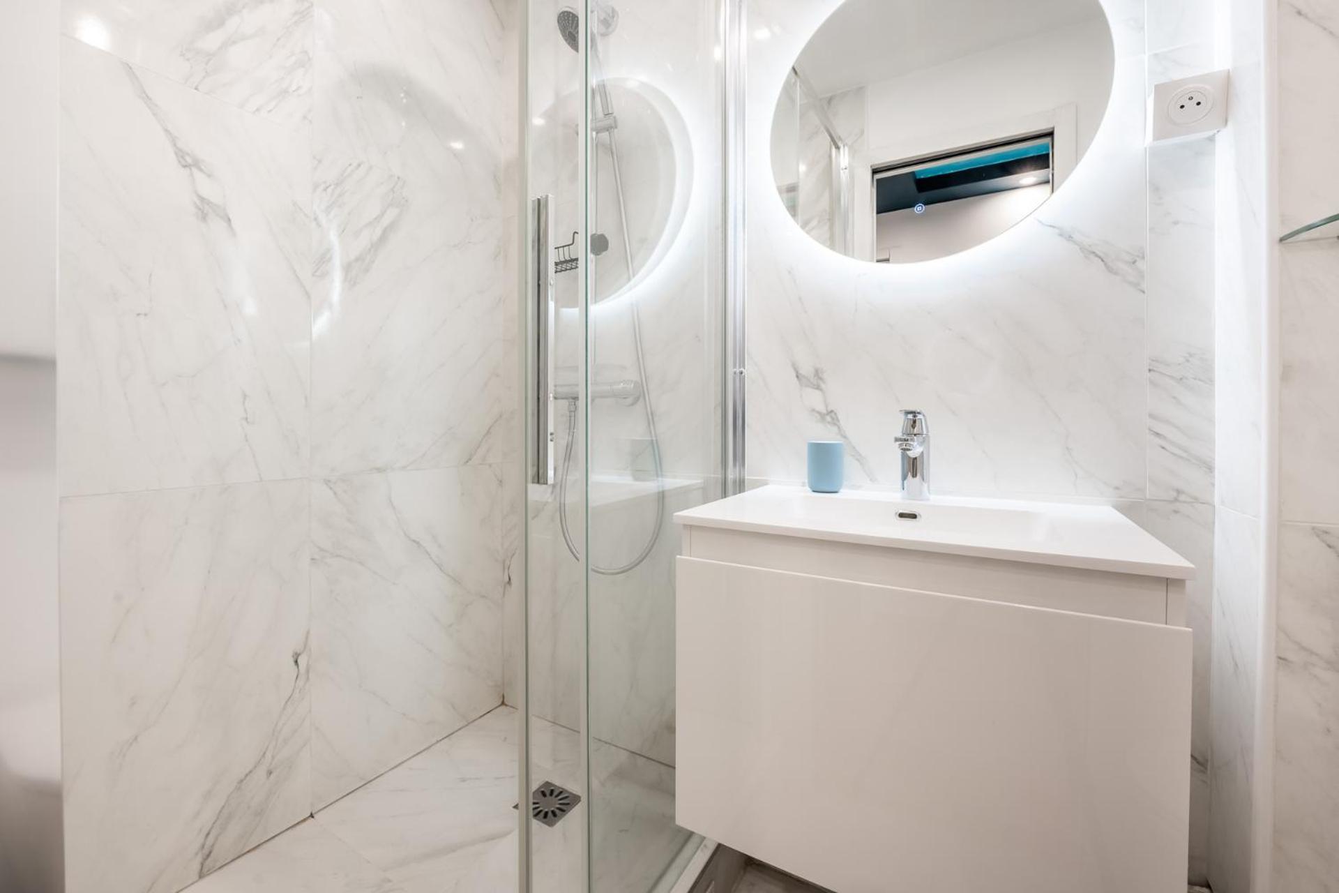 Charming Parisian Home Away From Home In The Heart Of Parijs Buitenkant foto